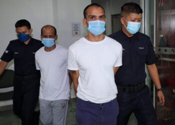 SUA Lay dan Gurpreet Singh didakwa atas pertuduhan membunuh seorang pemandu Grab lima tahun lalu di Mahkamah Shah Alam, Selangor, semalam. – UTUSAN/SADDAM YUSOFF