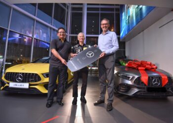 Nik Hamdam Nik Hassan (kiri) bersama Naib Presiden Jualan dan Pemasaran Mercedes-Benz Malaysia (kanan) bersama Peter Leong, pelanggan yang membawa pulang edisi pertama  Mercedes-Benz A45 AMG.