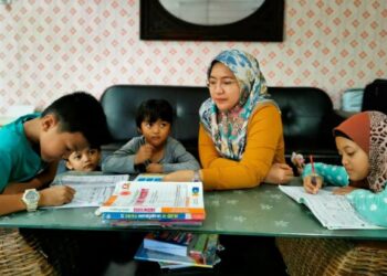 IBU bapa bertanggungjawab mendidik anak-anak dengan ilmu agama supaya mereka mentaati perintah Allah dan meninggalkan segala larangan-Nya. – GAMBAR HIASAN