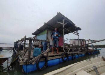 AIRUL Mahadi di salah sebuah rumah rakit memancing milik keluarganya yang telah diusahakan sejak 21 tahun lalu di Johor Lama, Kota Tinggi di Johor. -UTUSAN/MASTURAH SURADI