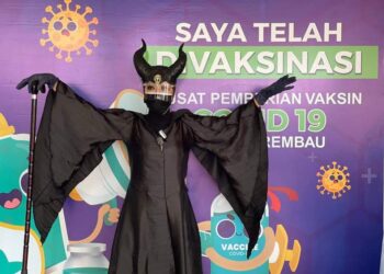 SHARISA HARIS memakai kostum watak 'Maleficent' ketika hadir menerima dos kedua vaksin Covid-19 di PPV Dewan Seri Rembau, Rembau,semalam. - IHSAN SHARISA HARIS.