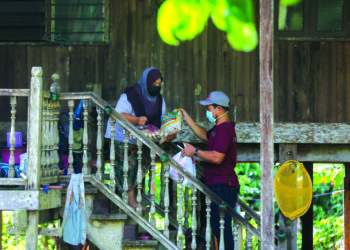 Program Dapur Kampung Prihatin (DKP) banyak membantu penduduk yang terkesan akibat Covid-19. - MINGGUAN/PUQTRA HAIRRY ROSLI