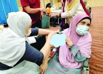 KAMARIAH Lanjong menerima suntikan vaksin AstraZeneca di Pusat Pemberian Vaksin (PPV) Pusat Dagangan Dunia Kuala Lumpur (WTCKL), Kuala Lumpur.