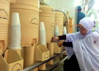 SEORANG wanita mengambil air zamzam yang disediakan di dalam Masjidilharam.