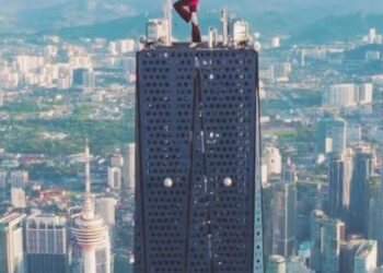 AKSI Angela Nikolau di puncak Menara Merdeka 118. – MEDIA SOSIAL