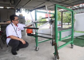 Mesin penuaian New Harvesting Machine for Agrivoltaic Herbal Crops Based on Reel-Wheel Rotating Mechanism.