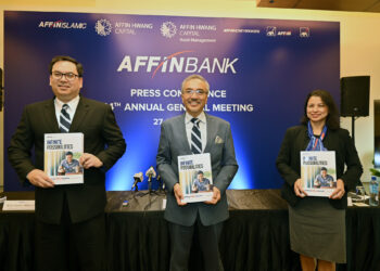 Wan Razly Abdullah Wan Ali (kiri) bersama Pengerusi Affin Bank Berhad, Datuk Agil Natt (tengah) dan Ketua Pegawai Kewangan Affin Bank Berhad, Joanne Rodrigues selepas Mesyuarat Agung Tahunan ke-44 semalam.