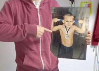 GIULIANO Stroe menunjukkan gambar dirinya semasa kecil yang bertubuh sasa dan memakai pingat. - FACEBOOK