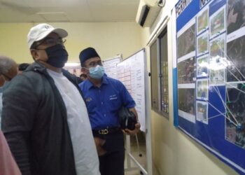 SULAIMAN Md. Ali mendengar taklimat operasi PKPD di Balairaya Kampung Ujong Padang, Masjid Tanah, Melaka. - UTUSAN/MUHAMMAD SHAHIZAM TAZALI