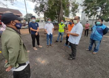 GOOI HSIAO Leung (tiga dari kiri) bersama beberapa wakil daripada agensi serta jabatan
kerajaan berkaitan selepas mengadakan tinjauan dan mesyuarat khas mengenai PKPD Taman
Nagasari, Bukit Mertajam, Pulau Pinang.