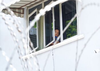 SEORANG kanak-kanak sedang meninjau dari tingkap rumahnya yang terletak di Taman Bukit Angkasa , Pantai Dalam, Kuala Lumpur yang dikenakan Perintah Kawalan Pergerakan Diperketatkan (PKPD) bermula hari ini ketika tinjauan di kawasan tersebut. - UTUSAN/MUHAMAD IQBAL ROSLI