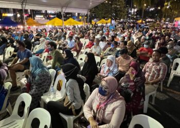 ORANG ramai mendengar ceramah pimpinan PKR di Jelajah Rakyat bersama Datuk Seri Anwar Ibrahim di Bandar Sri Permaisuri, Bandar Tun Razak, Kuala Lumpur, malam ini. - UTUSAN/AMIR KHALID
