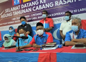 ISMAIL Ahmad (duduk, dua kanan) dalam sidang akhbar selepas Mesyuarat Agung Tahunan PKR Cabang Rasah 2020 di Labu, Seremban hari ini.-UTUSAN/BADRUL HAFIZAN MAT ISA