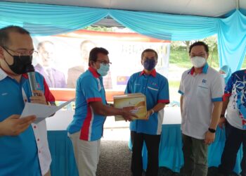 SYED Ibrahim Syed Noh (tengah) menyampaikan bakul makanan sebagai simbolik penyerahan sumbangan PKR Johor kepada setiap cabang sempena program Jelajah Peduli PKR Peringkat Johor di Johor Bahru. -UTUSAN/KHAIRUL MOHD ALI