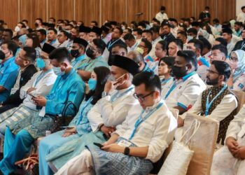 ANTARA perwakilan dan pemerhati yang hadir pada Kongres Nasional AMK Malaysia 2021 dan 2022 di IDCC Shah Alam, Selangor. - UTUSAN/AFIQ RAZALI
