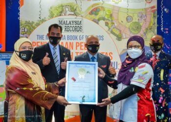 MAJLIS penyampaian sijil pengiktirafan MBOR kepada PLANMalaysia di Putrajaya, semalam.