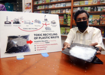 MOHIDEEN Abdul Kader menunjukkan pelet plastik daripada bahan plastik yang dikitar semula yang mengandungi pelbagai sisa toksik yang mencemarkan alam sekitar dan membahayakan kesihatan manusia.