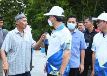 AZLAN Man (tengah) beramah mesra dengan penduduk pada Sambutan Hari Sungai Sedunia di Kampung Kebun, Arau, Perlis, hari ini. - FOTO/IZLIZAN OTHMAN