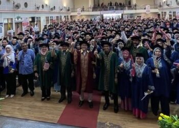AZLAN Man (lapan dari kanan) bersama para peserta dalam Majlis Konvokesyen Program empowerNCER Latihan Kemahiran dan Keusahawanan (Fasa 1-Kumpulan 1) & Program JomNiaga@NCER di Dewan Sivik, Arau, Perlis hari ini. - FOTO/ASYRAF MUHAMMAD