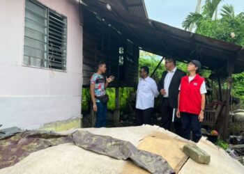 GAN Ay Ling (kanan) dan Asrul Nizan Abd Jalil (dua dari kiri) meninjau keadaan rumah Muhd. Syukur Aiman Mohd. Shukri (kiri) di Kampung Bakau, Kangar yang terbengkalai sejak lebih sebulan lalu. - FOTO/ASYRAF MUHAMMAD
