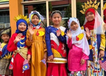 MURID-MURID berbangsa Siam dan Melayu yang menyertai pertandingan Busana Merdeka kelihatan ceria dan teruja sewaktu sambutan Hari Malaysia dan Penutupan Bulan Kebangsaan di Sekolah Kebangsaan (SK) Panggas, Padang Besar, Perlis, hari ini. - FOTO/ASYRAF MUHAMMAD