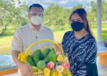 TUANKU Syed Faizuddin Putra Jamalullail dan Tuanku Hajah Lailatul Shahreen Akashah Khalil pada majlis perasmian Festival Mangga Harumanis Perlis 2022 di Pusat Kecemerlangan Mempelam Harumanis Pusat Pertanian Bukit Bintang, Kangar, Perlis hari ini.