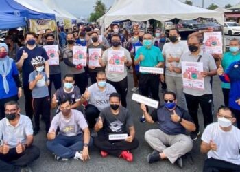 TUANKU Syed Faizuddin Putra Jamalullail (tengah) berkenan melancarkan kempen dan promosi program ‘Jom Baca Bersama 10 Minit’ peringkat negeri ini di tapak bazar Ramadan Guring, Pauh, Arau, Perlis hari ini.