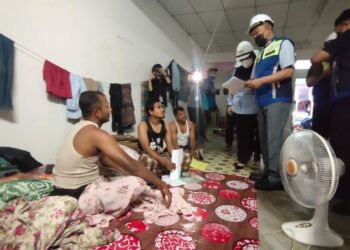 AWANG Hashim meninjau penginapan warga asing di sebuah premis rumah kedai Pauh, Arau, Perlis, hari ini. - FOTO/SYED AZLAN