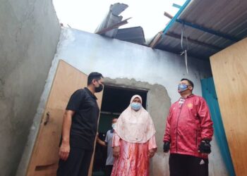 TUANKU Syed Faizuddin Putra Jamalullail (kiri) berkenan berangkat meninjau dan menyampaikan sumbangan bantuan awal MAIPs kepada enam buah keluarga mangsa ribut di Kampung Sungai Padang, Arau, Perlis, hari ini.