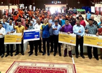 AZLAN Man (lapan dari kiri) bergambar bersama kakitangan Mara dan pelajar selepas majlis penyerahan sumbangan bantuan pendidikan YPM di SMK Sanglang, Arau, Perlis, hari ini. - FOTO/SYED AZLAN SAYID HIZAR