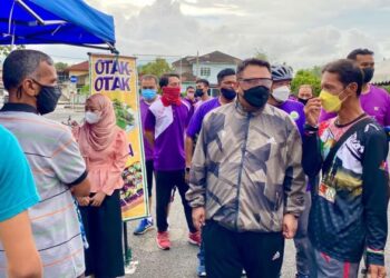 TUANKU Syed Faizuddin Putra Jamalullail (dua dari kanan) berkenan meluangkan masa singgah meninjau bazar Ramadan Bintong, Kangar, Perlis.