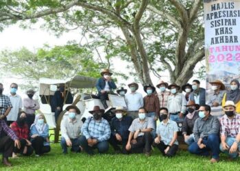 TUANKU Tuanku Syed Faizuddin Putra Jamalullail bersama para penaja sisipan khas Akhbar Tempatan sempena sambutan Ulang Tahun Keputeraan Ke-79 Raja Perlis di Shah Stable Felda Chuping, Padang Besar, Perlis hari ini. - FOTO/IZLIZAN OTHMAN