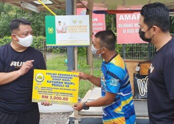 TUANKU Syed Faizuddin Putra Jamalullail (kiri) berkenan singgah menyampaikan agihan sumbangan zakat MAIPs kepada tiga orang asnaf terpilih iaitu di Kangar, Perlis, hari ini.