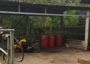 TIGA tong drum dipercayai berisi petrol yang disimpan secara haram dalam sebuah setor dirampas oleh pihak polis menerusi serbuan di sekitar Kampung Kok Mok, Padang Besar, Perlis, semalam.