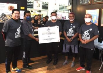 TUANKU Syed Faizuddin Putra Jamalullail (tengah) berkenan menandatangani plak perasmian outlet Richiamo Coffee ke-88 di kampus Unimap, Arau, Perlis hari ini. - FOTO/IZLIZAN OTHMAN