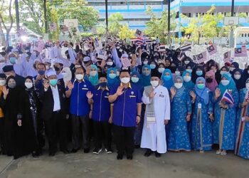 TUANKU Syed Faizuddin Putra (lapan dari kanan) bergambar bersama peserta dan tenaga pengajar sempena program Semarak Bahasa Melayu di Sekolah Agama Wittaya, wilayah Phuket, Thailand di sini, semalam. – MINGGUAN/SYED AZLAN HIZAR