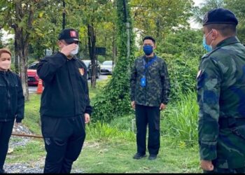 TUANKU Syed Faizuddin Putra Jamalullail dan Tuanku Hajah Lailatul Shahreen Akashah Khalil berkenan berangkat menyantuni dan menyampaikan sumbangan bingkisan juadah kering sempena Aidilfitri kepada para petugas PGA di Pos sekatan jalan raya Kuala Perlis, hari ini.