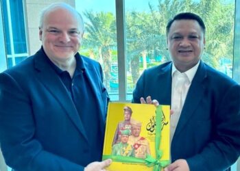 TUANKU Syed Faizuddin Putra Jamalullail (kanan) bergambar bersama Aidan Tynan (kiri) sewaktu mengadakan lawatan ke ladang tenusu milik Baladna Dairy Facility.