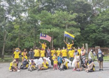 SEBANYAK 30 sukarelawan termasuk tiga kanak-kanak menyertai Pahlawan Sampah Perlis mengutip sampah di lokasi perkelahan Bukit Ayer, Perlis,hari ini.- UTUSAN