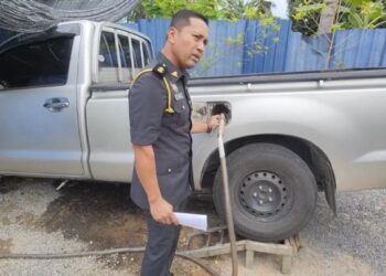 MOHAMAD Amir Abdullah menunjukkan tangki tambahan diubahsuai pada kenderaan pacuan empat roda yang dirampas dalam serbuan di sebuah setor sekitar Kampung Melayu Padang Besar, Perlis hari ini. - FOTO/ASYRAF MUHAMMAD