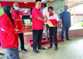 SHAHIDAN Kassim (tiga dari kiri) menyerahkan sijil kepada salah seorang murid sewaktu Majlis Jom Derma Darah di Sekolah Kebangsaan Kubang Gajah, Arau, Perlis hari ini. -UTUSAN/ASYRAF MUHAMMAD