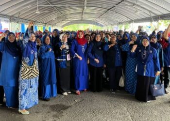 SHAHRIZAT Abdul Jalil bergambar bersama wanita UMNO selepas ceramah umum di Bilik Gerakan BN Parlimen Arau di Tambun Tulang, Arau, Perlis, hari ini. - FOTO/MOHD. HAFIZ ABD. MUTALIB
