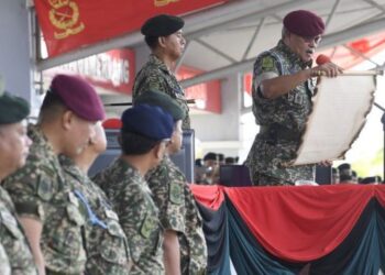 ZAMROSE Mohd. Zain (kanan) membaca watikah pengisytiharan BRS kepada BIS di Markas 30 Briged, Kem Bukit Cowder di Padang Besar, Perlis hari ini. - FOTO/SYED AZLAN HIZAR