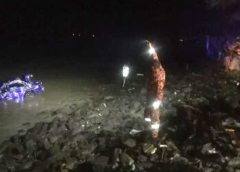 KERETA yang dinaiki lima sekawan remuk selepas terbabas ke dalam laut yang menyebabkan seorang maut dalam kejadian di Jalan Persisiran Pantai Kuala Perlis-Kuala Sanglang, Simpang Empat, Perlis, malam tadi.