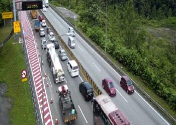 Lorong kiri ditutup menyebabkan trafik perlahan 4.5km dari Sungai Perak ke Terowong Menora, Ipoh arah selatan. -Twitter Lembaga Lebuhraya Malaysia