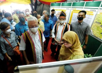 ISMAIL  Sabri Yaakob (dua dari kiri) diiringi Abang Johari Tun Openg (dua dari kanan) mendengar penjelasan wakil Jabatan Kerja Raya ketika hadir menyempurnakan Pembukaan Pakej 03 Seksyen Serian bagi Projek Lebuhraya Pan Borneo Sarawak di Pusat Komersil Serian Jaya hari ini. - UTUSAN/MUHAMAD IQBAL ROSLI