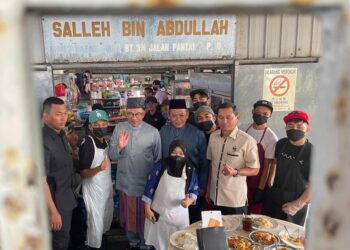 ANWAR Ibrahim dan Aminuddin Harun bersama pekerja Warung Pak Salleh di Kampung Baru Sirusa, Port Dickson, selepas meluangkan masa makan tengah hari di gerai berkenaan, semalam.