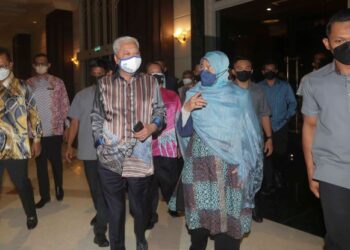 ISMAIL Sabri Yaakob diiringi Zuraida Kamaruddin hadir pada Program Eksklusif bersama Perdana Menteri dan Majlis Pelancaran Jelajah Agrikomoditi #KeluargaMalaysia 2022 di Putrajaya. - UTUSAN/AISOL MUSTAFA