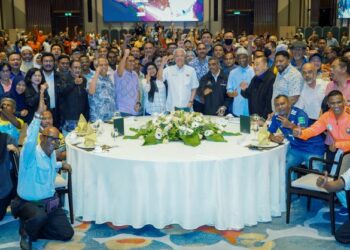 ISMAIL Sabri Yaakob (tengah) bersama Menteri Belia dan Sukan, Datuk Seri Ahmad Faizal Azumu bergambar bersama bekas-bekas atlet kebangsaan pada majlis perasmian Mesyuarat Agung Tahunan ke-7 yAKEB di Kuala Lumpur. - UTUSAN/FARIZ RUSADIO 