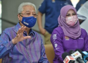 ISMAIL Sabri Yaakob dan Rina Harun dalam sidang akhbar selepas melawat Bella yang kini ditempatkan di sebuah pusat jagaan di bawah seliaan JKM di Seremban, Negeri Sembilan, hari ini. - UTUSAN/MOHD. SHAHJEHAN MAAMIN